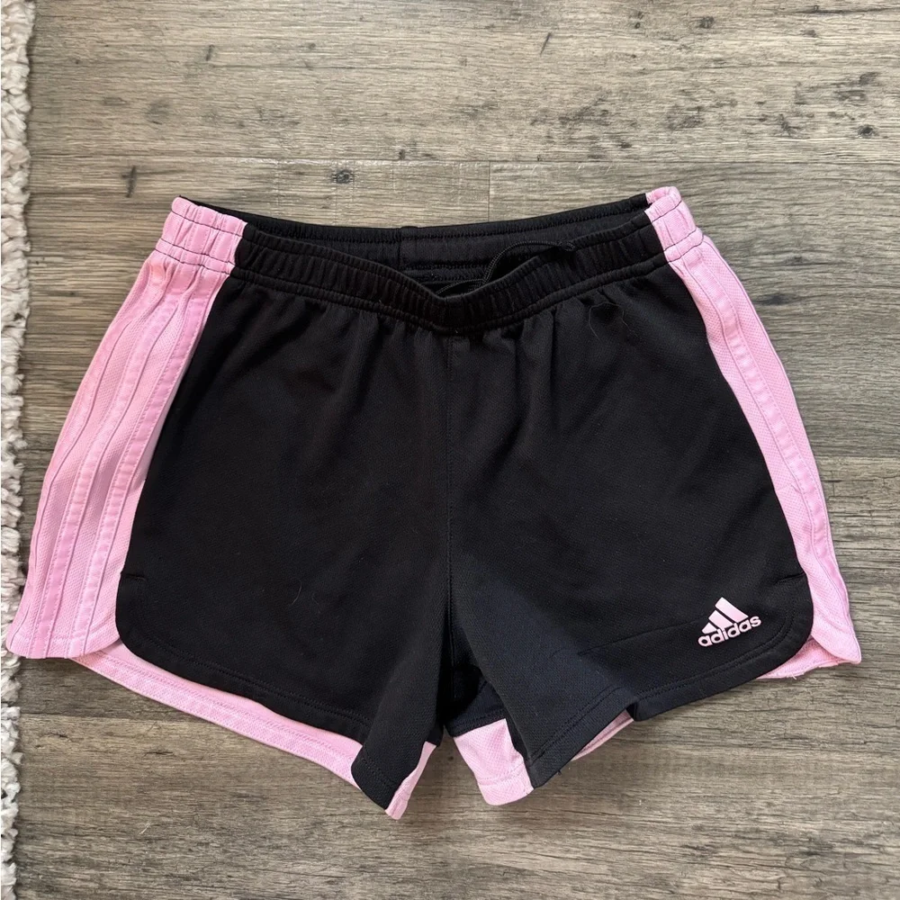 GIRLS ADIDAS SHORTS SIZE MEDIUM